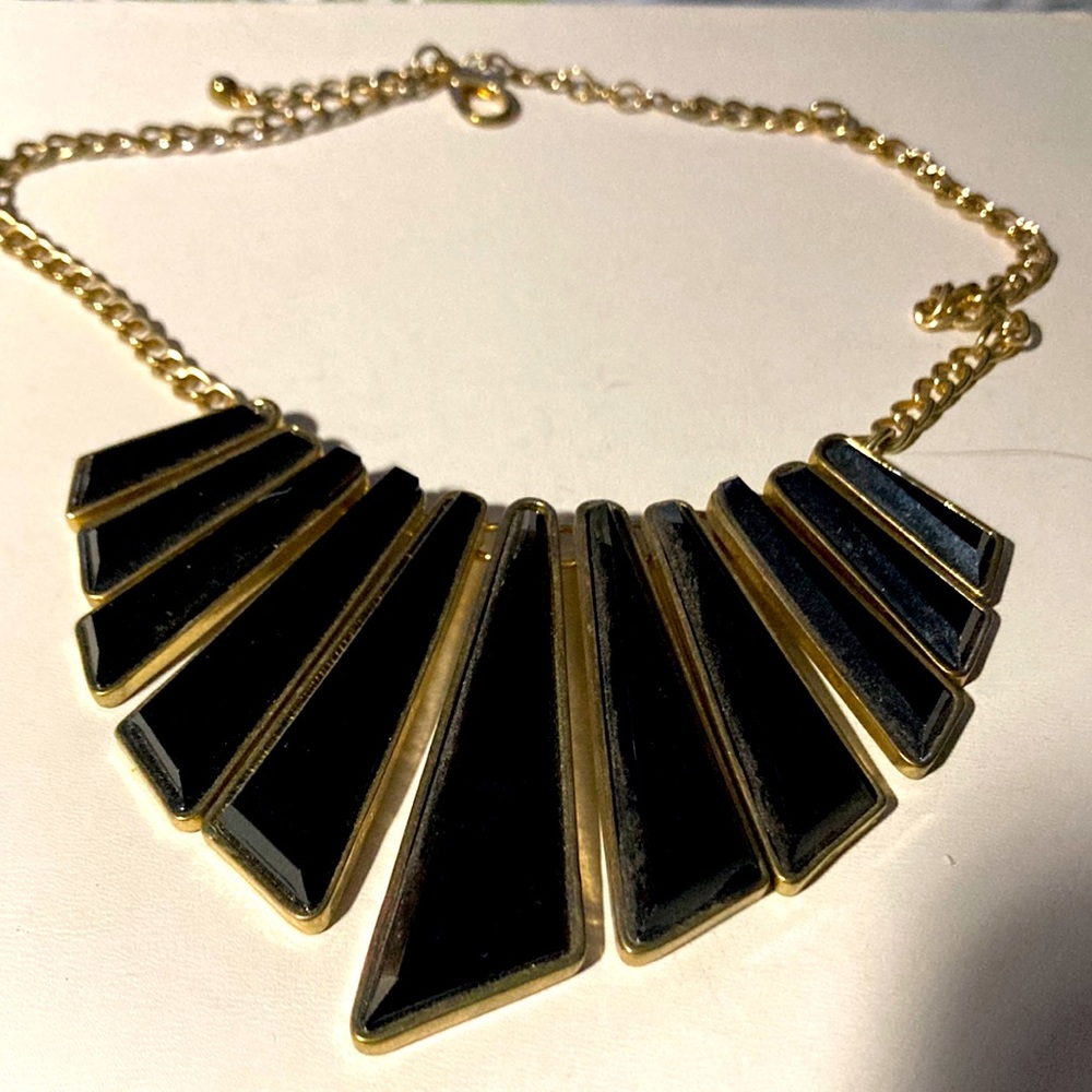 Black and gold necklace.  Gently owned. Bme2839